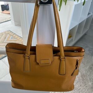 Beautiful yellow Tumi Shoulder Bag.  Lots of pockets to organize, sturdy leather
